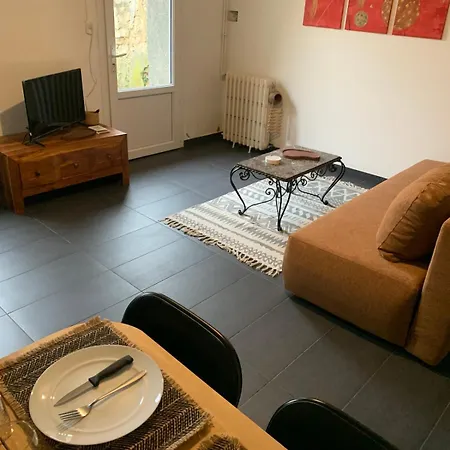 T2 Voltaire Apartmán